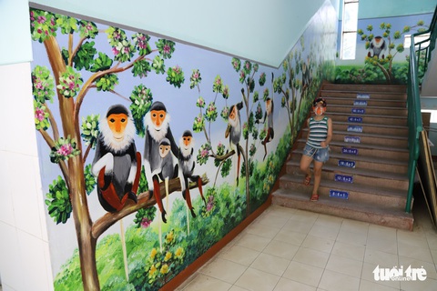 Trò nghỉ học, hằng ngày thầy vẫn đến làm đẹp trường chờ đón học sinh - Ảnh 6. Trò nghỉ học, hằng ngày thầy vẫn đến làm đẹp trường chờ đón học sinh - Ảnh 6.