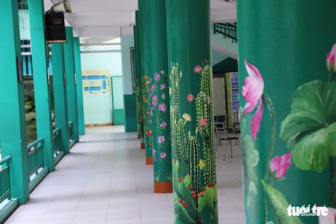 Trò nghỉ học, hằng ngày thầy vẫn đến làm đẹp trường chờ đón học sinh - Ảnh 11. Trò nghỉ học, hằng ngày thầy vẫn đến làm đẹp trường chờ đón học sinh - Ảnh 11.