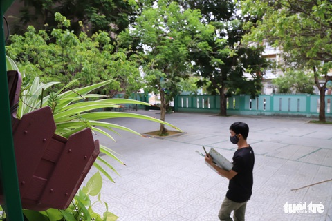 Trò nghỉ học, hằng ngày thầy vẫn đến làm đẹp trường chờ đón học sinh - Ảnh 7. Trò nghỉ học, hằng ngày thầy vẫn đến làm đẹp trường chờ đón học sinh - Ảnh 7.