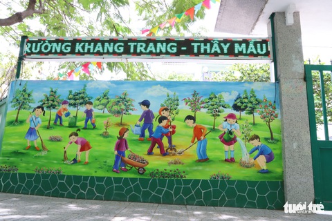 Trò nghỉ học, hằng ngày thầy vẫn đến làm đẹp trường chờ đón học sinh - Ảnh 4. Trò nghỉ học, hằng ngày thầy vẫn đến làm đẹp trường chờ đón học sinh - Ảnh 4.
