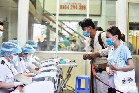 Ga Sài Gòn triển khai lấy mẫu xét nghiệm cho tất cả hành khách - Ảnh 4. Ga Sài Gòn triển khai lấy mẫu xét nghiệm cho tất cả hành khách - Ảnh 4.