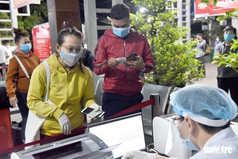 Ga Sài Gòn triển khai lấy mẫu xét nghiệm cho tất cả hành khách - Ảnh 7. Ga Sài Gòn triển khai lấy mẫu xét nghiệm cho tất cả hành khách - Ảnh 7.