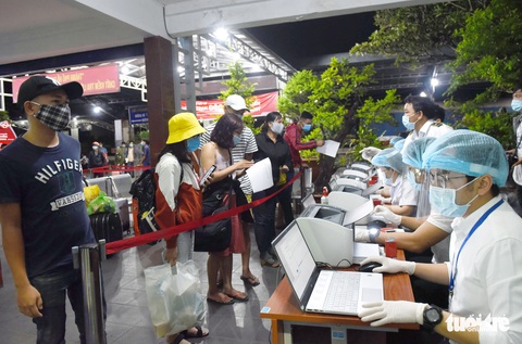 Ga Sài Gòn triển khai lấy mẫu xét nghiệm cho tất cả hành khách - Ảnh 8. Ga Sài Gòn triển khai lấy mẫu xét nghiệm cho tất cả hành khách - Ảnh 8.