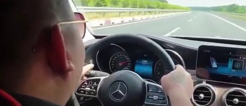 Người lái ôtô 234km/h trên cao tốc đã lộ diện - Ảnh 1. Người lái ôtô 234km/h trên cao tốc đã lộ diện - Ảnh 1.