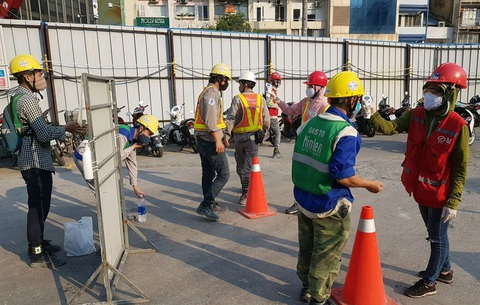 Chống dịch trên công trường metro - Ảnh 1. Chống dịch trên công trường metro - Ảnh 1.