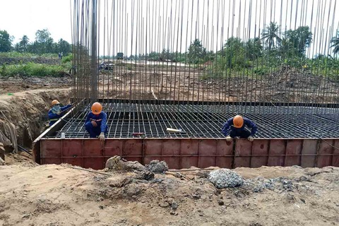 Mồ hôi vẫn chảy trên cao tốc Trung Lương - Mỹ Thuận - Ảnh 3. Mồ hôi vẫn chảy trên cao tốc Trung Lương - Mỹ Thuận - Ảnh 3.