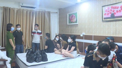 Bắt 2 nhóm nam nữ tụ tập sử dụng ma túy trong khách sạn - Ảnh 1. Bắt 2 nhóm nam nữ tụ tập sử dụng ma túy trong khách sạn - Ảnh 1.