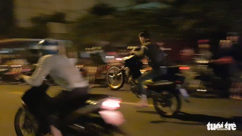 Đi tuần tra ngăn chặn đua xe, một chiến sĩ bị quái xế tông phải cưa chân - Ảnh 1. Đi tuần tra ngăn chặn đua xe, một chiến sĩ bị quái xế tông phải cưa chân - Ảnh 1.
