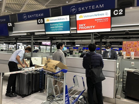 Hàng chục người Việt mắc kẹt ở Narita hơn 10 ngày được đưa về nước - Ảnh 1. Hàng chục người Việt mắc kẹt ở Narita hơn 10 ngày được đưa về nước - Ảnh 1.