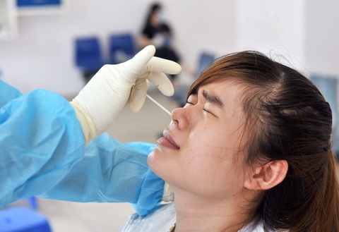 Công nhân thấy an tâm khi được xét nghiệm sàng lọc COVID-19 - Ảnh 7. Công nhân thấy an tâm khi được xét nghiệm sàng lọc COVID-19 - Ảnh 7.