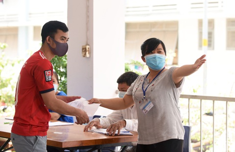 Công nhân thấy an tâm khi được xét nghiệm sàng lọc COVID-19 - Ảnh 3. Công nhân thấy an tâm khi được xét nghiệm sàng lọc COVID-19 - Ảnh 3.