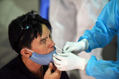 Mũi hay họng chứa nhiều virus SARS-CoV-2 hơn? - Ảnh 1.