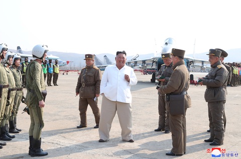 Ông Kim Jong Un gây chú ý với hình ảnh không đeo khẩu trang - Ảnh 4. Ông Kim Jong Un gây chú ý với hình ảnh không đeo khẩu trang - Ảnh 4.