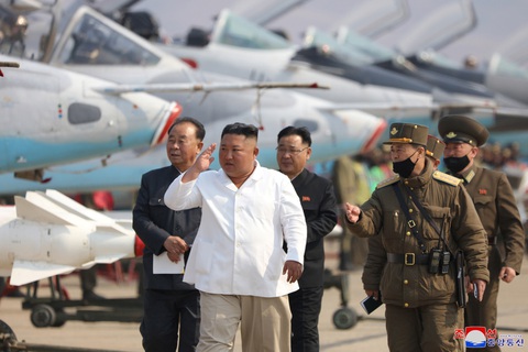 Ông Kim Jong Un gây chú ý với hình ảnh không đeo khẩu trang - Ảnh 1. Ông Kim Jong Un gây chú ý với hình ảnh không đeo khẩu trang - Ảnh 1.