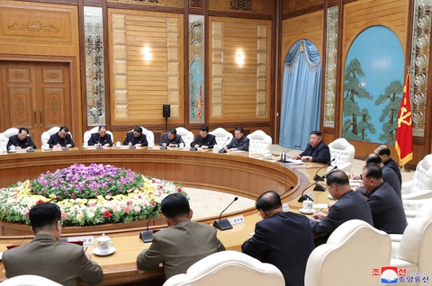 Ông Kim Jong Un gây chú ý với hình ảnh không đeo khẩu trang - Ảnh 2. Ông Kim Jong Un gây chú ý với hình ảnh không đeo khẩu trang - Ảnh 2.