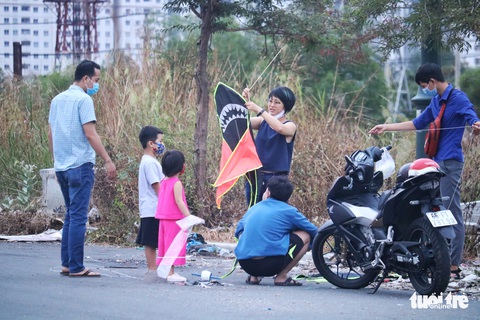 Người dân vô tư chui rào chắn tụ tập thả diều - Ảnh 2. Người dân vô tư chui rào chắn tụ tập thả diều - Ảnh 2.