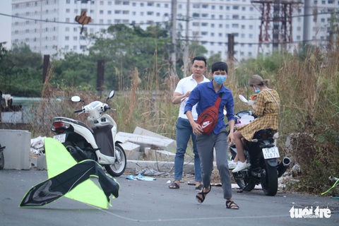 Người dân vô tư chui rào chắn tụ tập thả diều - Ảnh 4. Người dân vô tư chui rào chắn tụ tập thả diều - Ảnh 4.