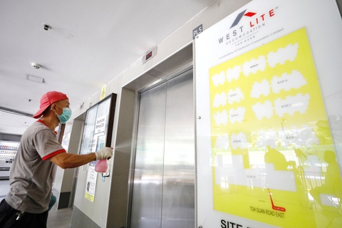 Các khu ký túc xá lao động nhập cư trở thành ổ dịch mới tại Singapore - Ảnh 1. Các khu ký túc xá lao động nhập cư trở thành ổ dịch mới tại Singapore - Ảnh 1.