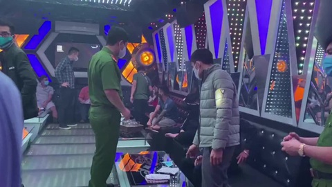 Bắt 11 thanh niên tụ tập hát karaoke, dùng ma túy bất chấp giãn cách phòng dịch - Ảnh 2. Bắt 11 thanh niên tụ tập hát karaoke, dùng ma túy bất chấp giãn cách phòng dịch - Ảnh 2.