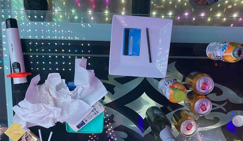 Bắt 11 thanh niên tụ tập hát karaoke, dùng ma túy bất chấp giãn cách phòng dịch - Ảnh 4. Bắt 11 thanh niên tụ tập hát karaoke, dùng ma túy bất chấp giãn cách phòng dịch - Ảnh 4.