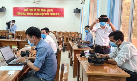 Xử lý trách nhiệm thế nào với Phó chủ tịch HĐND huyện chống đối kiểm dịch COVID-19? - Ảnh 3. Xử lý trách nhiệm thế nào với Phó chủ tịch HĐND huyện chống đối kiểm dịch COVID-19? - Ảnh 3.