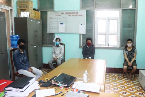 Bị nhắc không đeo khẩu trang, liền sửng cồ nhào vô đánh tổ công tác - Ảnh 2. Bị nhắc không đeo khẩu trang, liền sửng cồ nhào vô đánh tổ công tác - Ảnh 2.