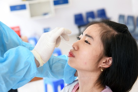 TP.HCM lấy mẫu xét nghiệm bệnh nhân xuất viện sau điều trị COVID-19 - Ảnh 1. TP.HCM lấy mẫu xét nghiệm bệnh nhân xuất viện sau điều trị COVID-19 - Ảnh 1.
