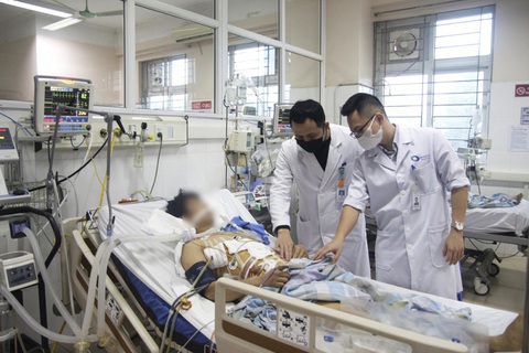 Vào viện với cọc sắt còn xuyên từ bụng lên ngực sau khi rơi từ giàn giáo 15m - Ảnh 2. Vào viện với cọc sắt còn xuyên từ bụng lên ngực sau khi rơi từ giàn giáo 15m - Ảnh 2.