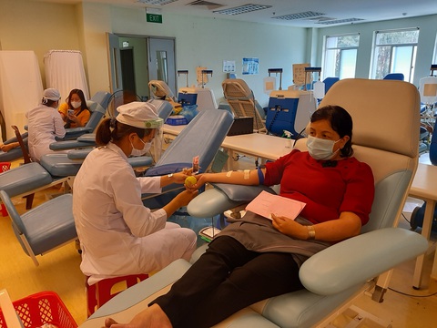 Cụ già, bạn trẻ, bác sĩ, chiến sĩ... vượt dịch hiến máu cứu người - Ảnh 1. Cụ già, bạn trẻ, bác sĩ, chiến sĩ... vượt dịch hiến máu cứu người - Ảnh 1.