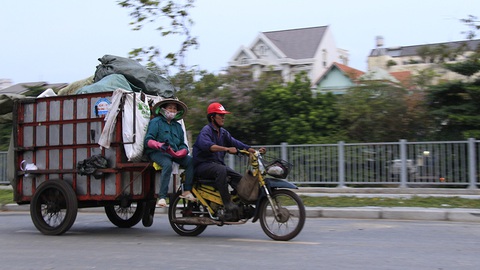 Tiếng chổi tre xào xạc đêm mùa dịch - Ảnh 3. Tiếng chổi tre xào xạc đêm mùa dịch - Ảnh 3.