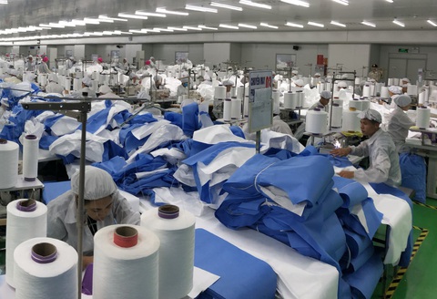 DuPont sản xuất cấp tốc quần áo bảo hộ từ Việt Nam xuất sang Mỹ ra sao? - Ảnh 1. DuPont sản xuất cấp tốc quần áo bảo hộ từ Việt Nam xuất sang Mỹ ra sao? - Ảnh 1.
