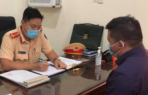 Chạy xe hơi 234km/giờ: tạm giữ giấy phép lái xe, chờ ra quyết định xử phạt - Ảnh 1. Chạy xe hơi 234km/giờ: tạm giữ giấy phép lái xe, chờ ra quyết định xử phạt - Ảnh 1.