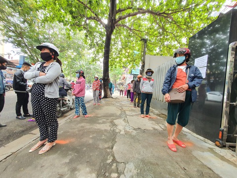 Người đến ATM gạo ở Huế quá đông, phải trao trực tiếp mới kịp - Ảnh 2. Người đến ATM gạo ở Huế quá đông, phải trao trực tiếp mới kịp - Ảnh 2.