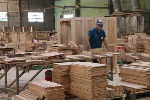 Xuất khẩu gỗ đóng băng khi 80% đơn hàng tạm dừng - Ảnh 1. Xuất khẩu gỗ đóng băng khi 80% đơn hàng tạm dừng - Ảnh 1.