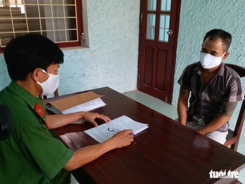 Khởi tố chủ quán xách mã tấu đuổi đánh tổ kiểm tra phòng dịch - Ảnh 1. Khởi tố chủ quán xách mã tấu đuổi đánh tổ kiểm tra phòng dịch - Ảnh 1.