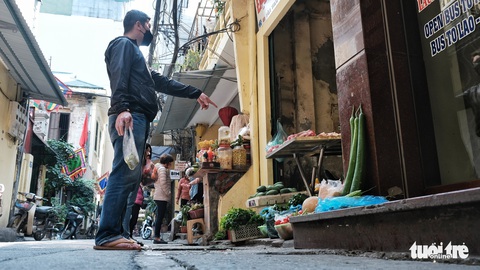 Chợ phố cổ Hà Nội kẻ vạch cách 2 mét mới bán hàng - Ảnh 5. Chợ phố cổ Hà Nội kẻ vạch cách 2 mét mới bán hàng - Ảnh 5.