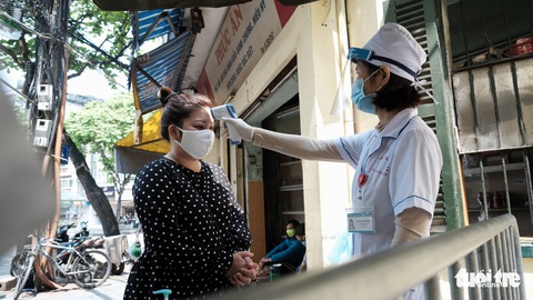 Chợ phố cổ Hà Nội kẻ vạch cách 2 mét mới bán hàng - Ảnh 12. Chợ phố cổ Hà Nội kẻ vạch cách 2 mét mới bán hàng - Ảnh 12.