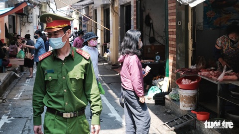 Chợ phố cổ Hà Nội kẻ vạch cách 2 mét mới bán hàng - Ảnh 6. Chợ phố cổ Hà Nội kẻ vạch cách 2 mét mới bán hàng - Ảnh 6.