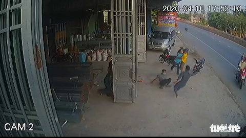 Làm rõ clip nhóm thanh niên đánh nhau với 4 công an xã, có nổ súng chỉ thiên - Ảnh 1. Làm rõ clip nhóm thanh niên đánh nhau với 4 công an xã, có nổ súng chỉ thiên - Ảnh 1.