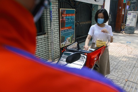 ‘Giao hàng không tiếp xúc’ thời COVID-19 muôn màu muôn vẻ và muôn kiểu - Ảnh 1. ‘Giao hàng không tiếp xúc’ thời COVID-19 muôn màu muôn vẻ và muôn kiểu - Ảnh 1.