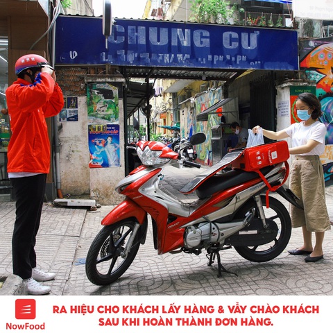 ‘Giao hàng không tiếp xúc’ thời COVID-19 muôn màu muôn vẻ và muôn kiểu - Ảnh 7. ‘Giao hàng không tiếp xúc’ thời COVID-19 muôn màu muôn vẻ và muôn kiểu - Ảnh 7.