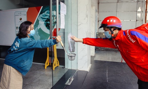 ‘Giao hàng không tiếp xúc’ thời COVID-19 muôn màu muôn vẻ và muôn kiểu - Ảnh 9. ‘Giao hàng không tiếp xúc’ thời COVID-19 muôn màu muôn vẻ và muôn kiểu - Ảnh 9.