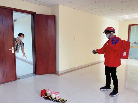 ‘Giao hàng không tiếp xúc’ thời COVID-19 muôn màu muôn vẻ và muôn kiểu - Ảnh 12. ‘Giao hàng không tiếp xúc’ thời COVID-19 muôn màu muôn vẻ và muôn kiểu - Ảnh 12.