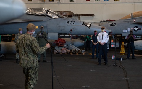 Một thủy thủ trên tàu sân bay USS Theodore Roosevelt chết vì COVID-19 - Ảnh 1. Một thủy thủ trên tàu sân bay USS Theodore Roosevelt chết vì COVID-19 - Ảnh 1.