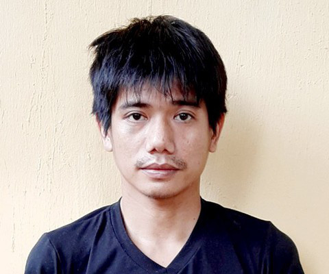 Bị nhắc đeo khẩu trang rồi cho đi, ấm ức lấy dao đâm trưởng công an xã - Ảnh 1. Bị nhắc đeo khẩu trang rồi cho đi, ấm ức lấy dao đâm trưởng công an xã - Ảnh 1.
