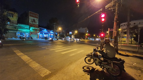 Người nghèo vất vả mưu sinh, ve chai và rác cũng ít - Ảnh 1. Người nghèo vất vả mưu sinh, ve chai và rác cũng ít - Ảnh 1.
