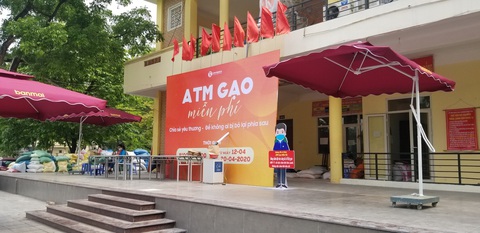 Tạm dừng ATM gạo ở Nghĩa Tân do chen lấn sau 4 ngày hoạt động - Ảnh 1. Tạm dừng ATM gạo ở Nghĩa Tân do chen lấn sau 4 ngày hoạt động - Ảnh 1.
