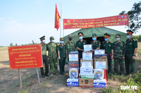 Quân khu 7 tặng quà chiến sĩ chống dịch COVID-19 tuyến biên giới Campuchia - Ảnh 1. Quân khu 7 tặng quà chiến sĩ chống dịch COVID-19 tuyến biên giới Campuchia - Ảnh 1.