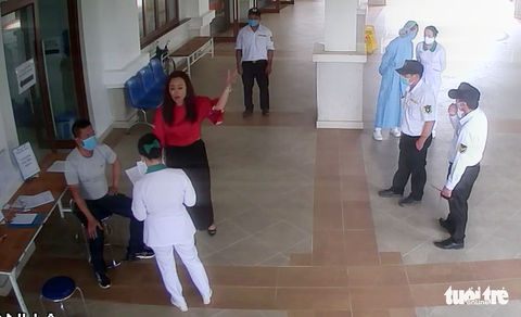 Vụ đấm bảo vệ vì được yêu cầu đo thân nhiệt: Vợ đến xin lỗi thay chồng - Ảnh 2. Vụ đấm bảo vệ vì được yêu cầu đo thân nhiệt: Vợ đến xin lỗi thay chồng - Ảnh 2.