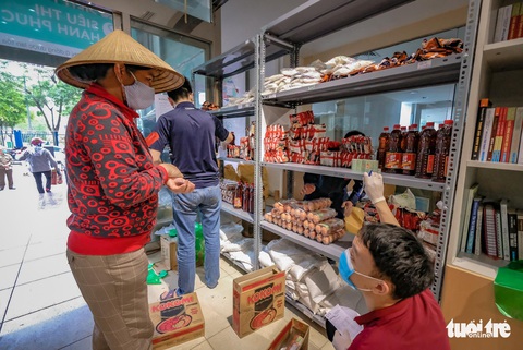 Siêu thị hạnh phúc 0 đồng, không xếp hàng, miễn nhận hạnh phúc - Ảnh 6. Siêu thị hạnh phúc 0 đồng, không xếp hàng, miễn nhận hạnh phúc - Ảnh 6.